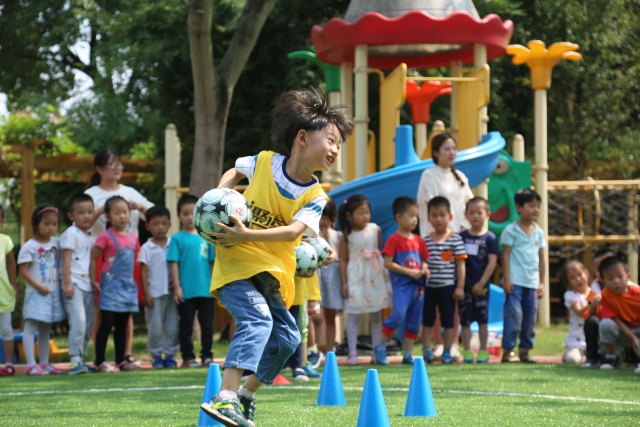 中国大力发展校园足球政策,那些年我们追过的足球