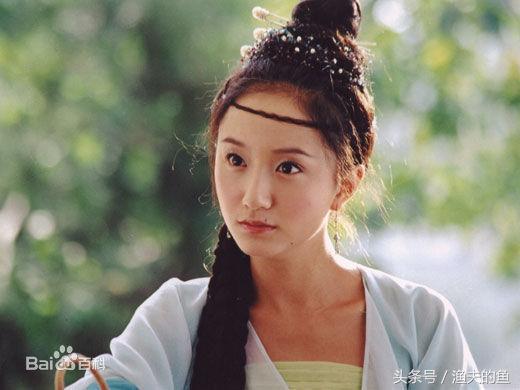 她是经典的“小泥巴”，默默演戏的灵动系演员！