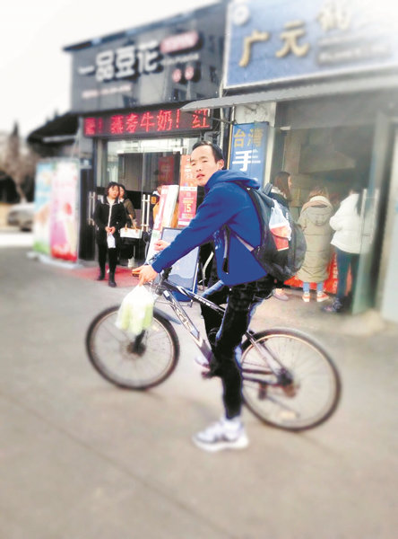 洛阳小伙儿兼职挣钱给父亲换手机，担心父亲不要想出善意谎言