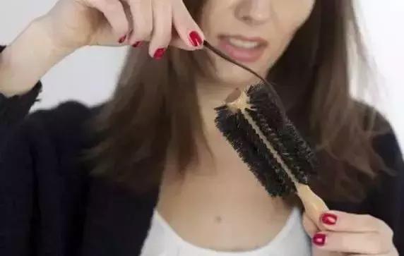 产后脱发掉发严重怎么补救啊,宝妈产后脱发严重视频