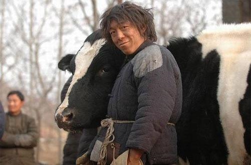 老人总说腰有东西绑住,乡下老人用绳子系裤腰带