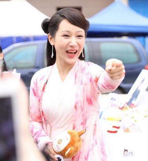 杨紫法令纹为什么那么重,杨紫笑的时候法令纹深