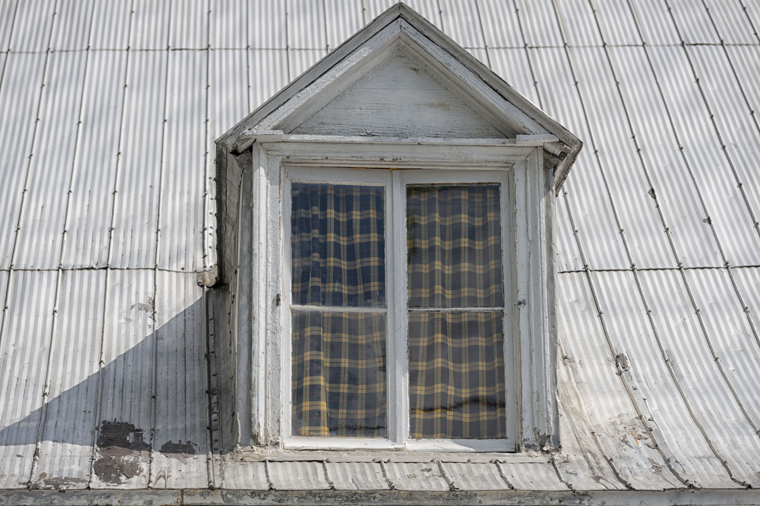 老虎窗横梁漏水怎么办,老虎窗容易漏水吗