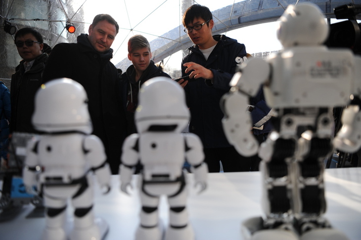 十余个国内外机器人大牌现身天猫无人店空降世贸天阶