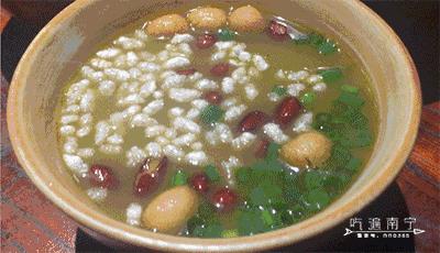 原本热闹的大街如今冷冷清清,现在的商场实体店冷冷清清