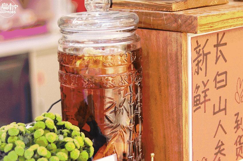 原本热闹的大街如今冷冷清清,现在的商场实体店冷冷清清