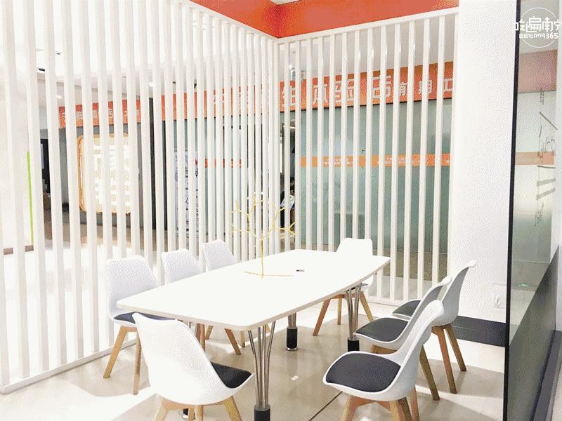 原本热闹的大街如今冷冷清清,现在的商场实体店冷冷清清