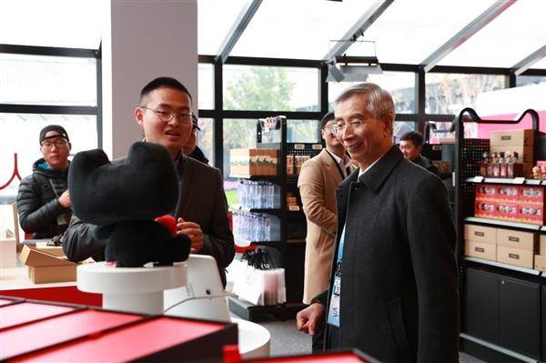 北京惊现飞碟造型天猫无人店，店员居然是机器人？