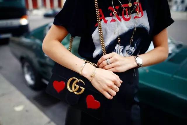 为什么要买上万的包包,为什么一个gucci包那么贵