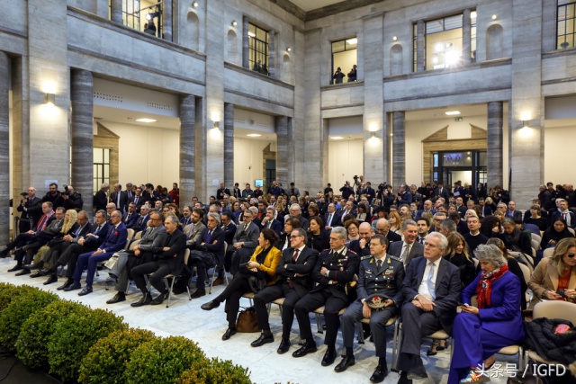 全球最懂时装和工艺的，其实是男人-拷贝