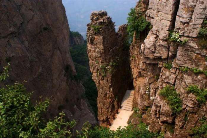太行山悬崖古洞图片,鹿泉太行山的千年古寺