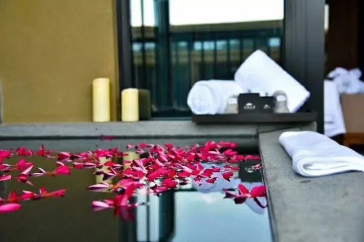 附近的旅游景点温泉自助餐一体,附近吃喝玩乐一体的温泉