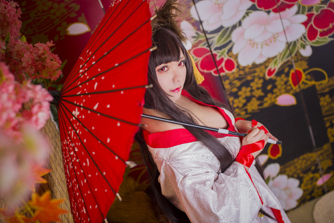 酥胸半露尽显*物尤**看美女是如何装扮COS迷倒众生