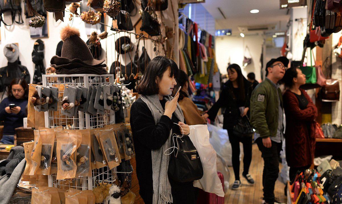 中国游客在韩国免税店前排队购物,韩国免税店中国游客排队现象