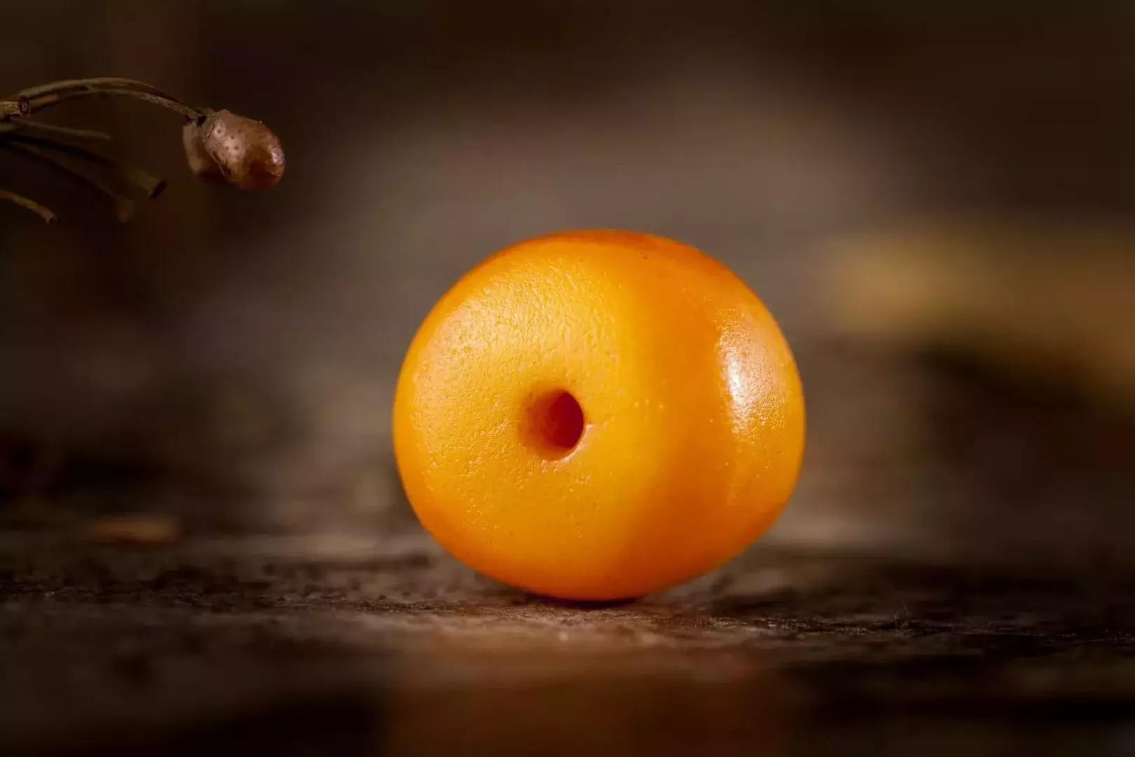 老蜜蜡如何佩戴和养护,老蜜蜡一般都是别人玩过很多年吗