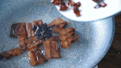 把腊肉烧得滋滋冒油,腊肉在锅里煮闻不到腊肉的味道