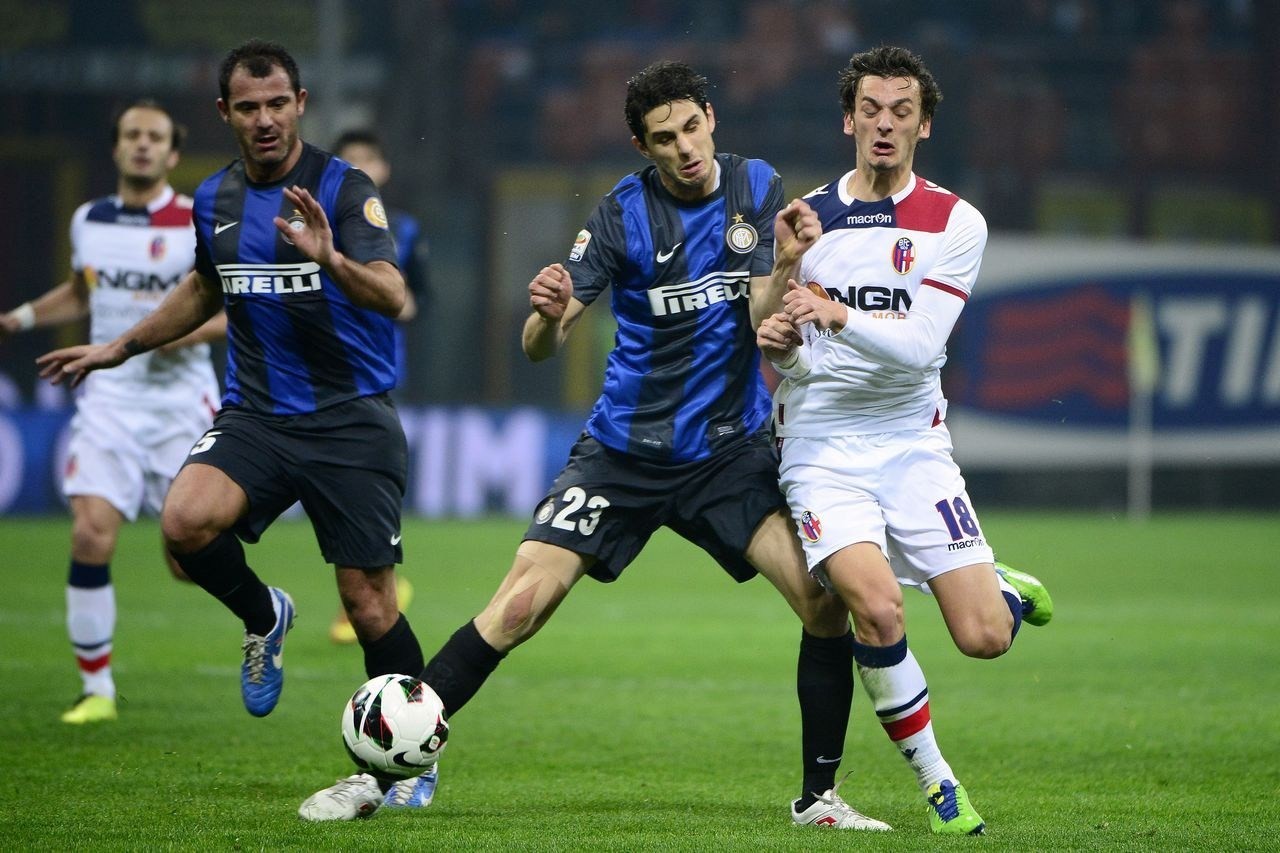 足球怎么提高背身拿球能力,踢球怎么合理利用膝盖不受伤