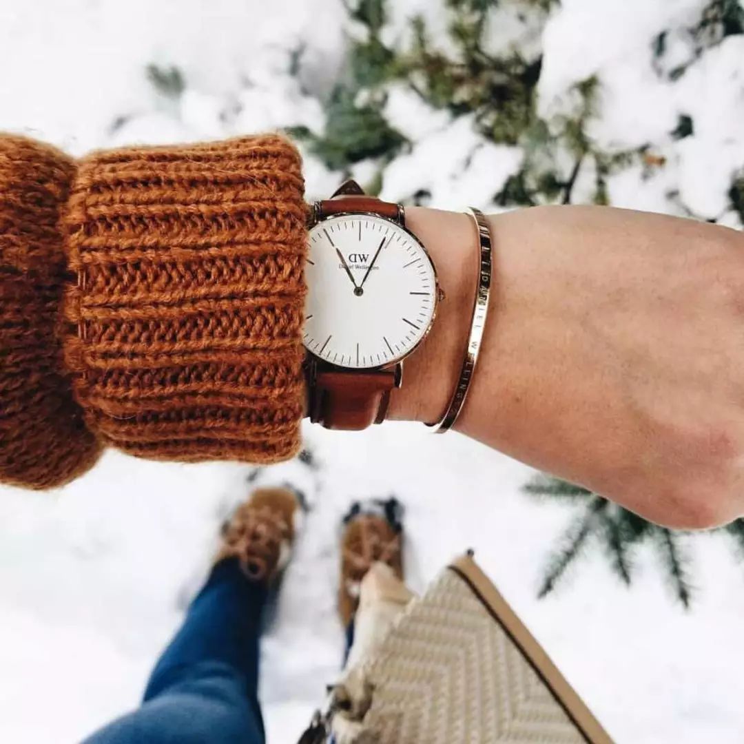 手表该怎么搭配金属表带好看 (老款手表戴出时尚)