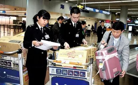 在国外海关东西被扣,华人回国被海关扣下
