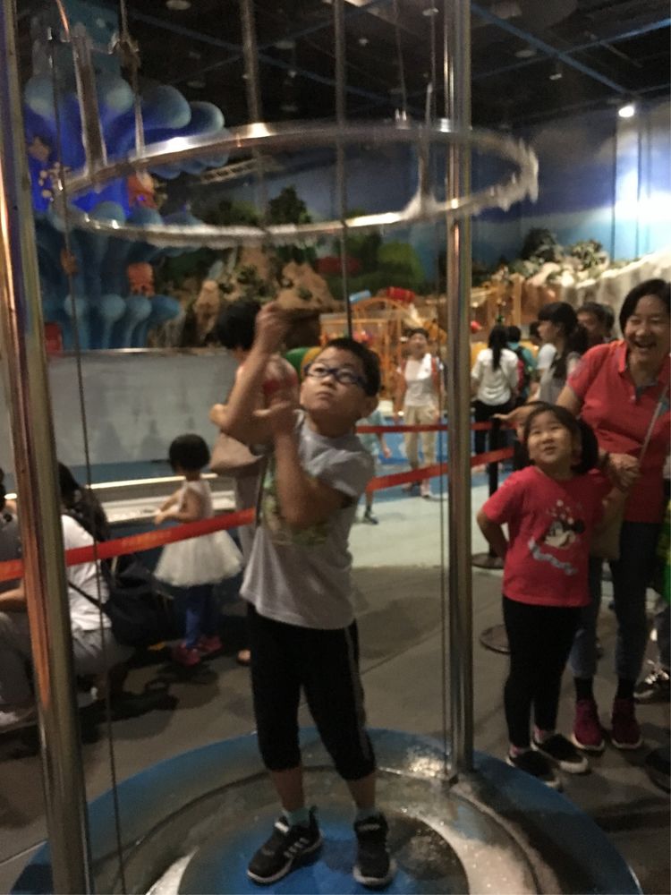 和小屁孩们一起出去玩的视频,和小屁孩玩的一天