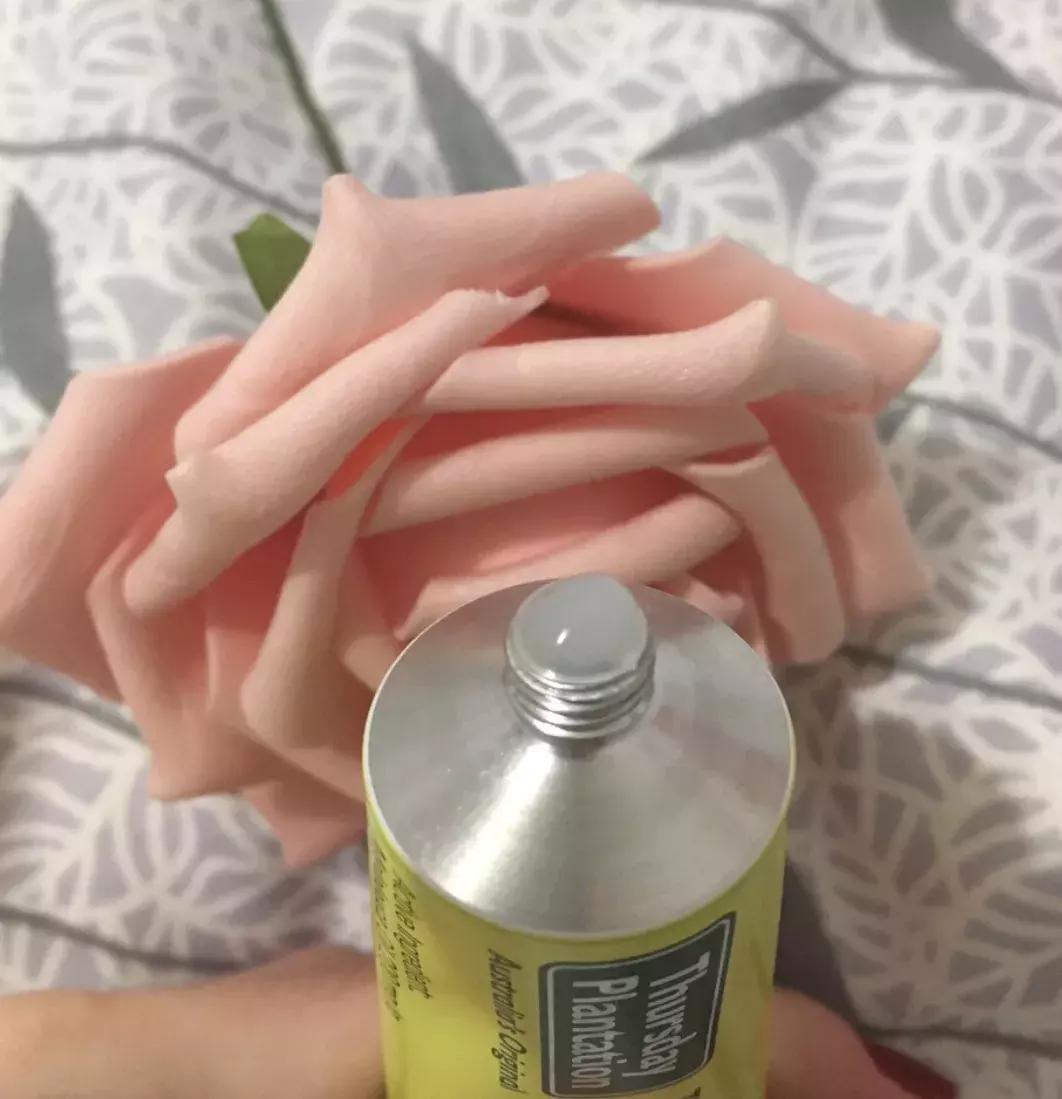 感觉脸上有痘痘但是不明显怎么办,脸上痘痘又爆发