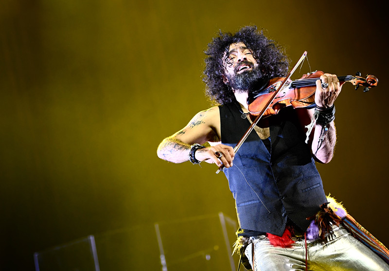 组图“琴魔”艾拉马立肯疯狂炫酷拉！拉！拉！跑跳跪走样样有