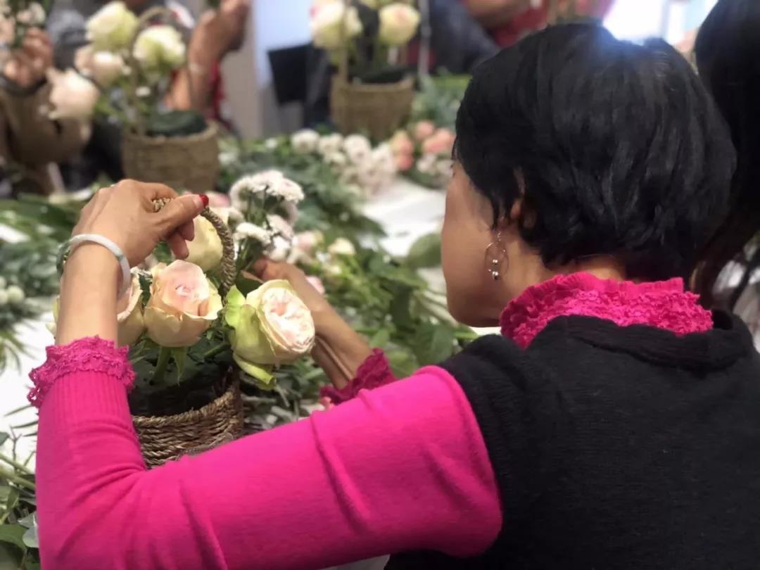 借一束花的仪式感是用心的偏爱,借一束光暖一束花