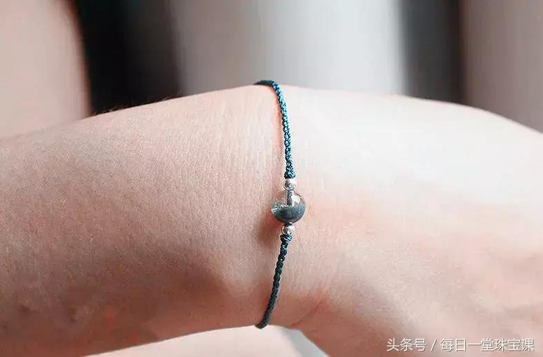 有些人戴玉珠手串真的看起来很土,一条漂亮的手串少不了好看的配饰