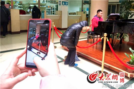 中心医院门诊大厅钢琴,淄博市中心医院西院区弹钢琴