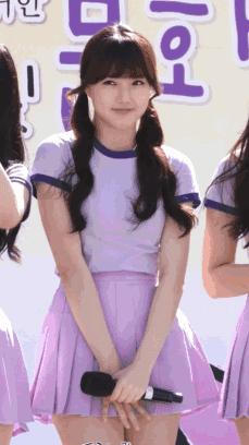 每日十笑图：一股妖风掀起了我的莲花裙