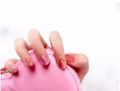 什么法式指甲油显手白,最显白的指甲油