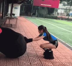 每日十笑图：一股妖风掀起了我的莲花裙