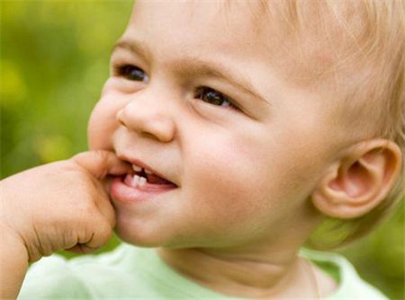 宝宝长牙喝母乳会咬怎么办,宝宝长牙怎么避免喂奶被咬