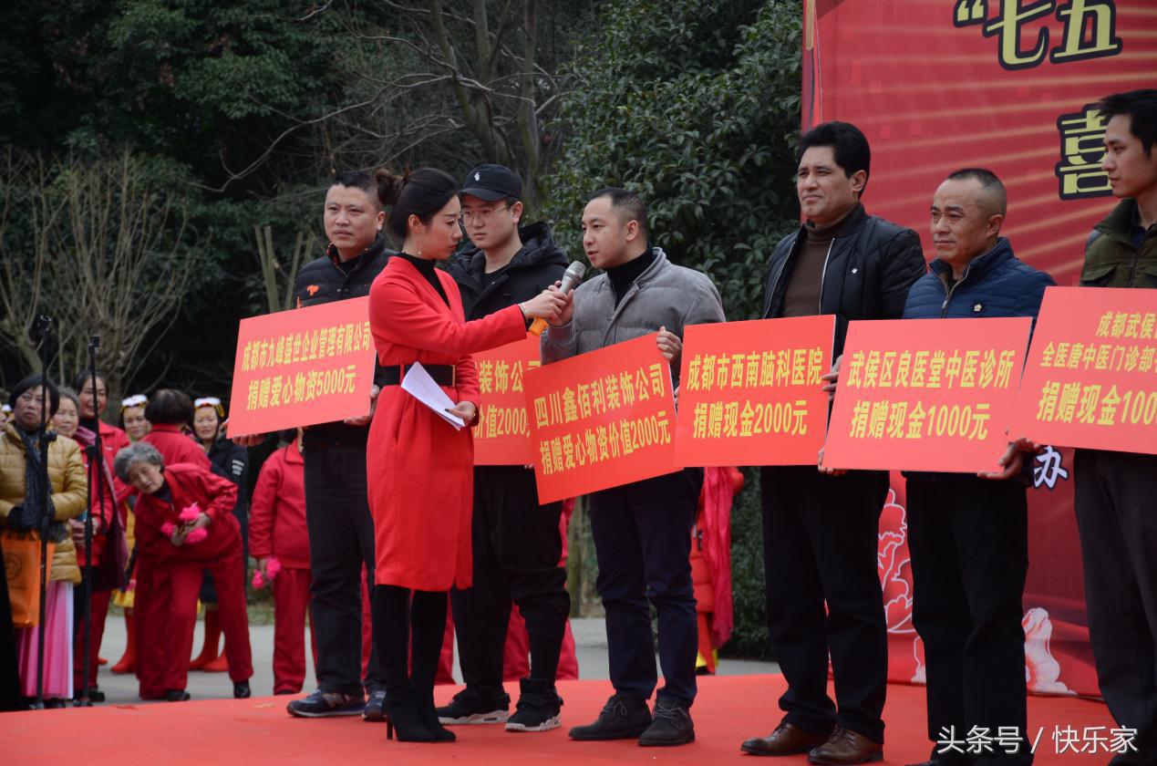 温暖来袭！鑫佰利装饰携年货为社区居民送关怀