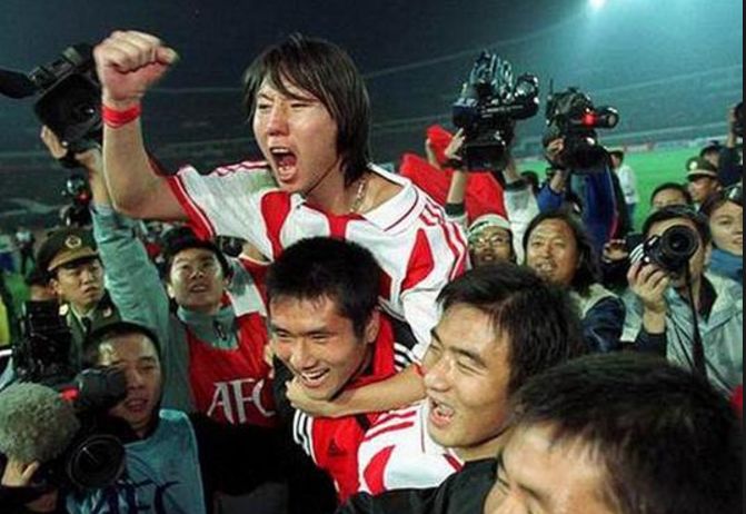 中国男足1-3越南美女球迷,国足1比3越南现场越南女球迷