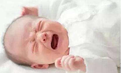 宝宝总是弓起背使劲,宝宝哭闹时弓背打挺是什么原因