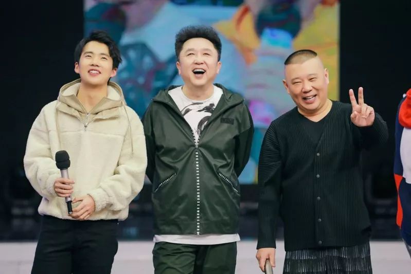 何炅郭德纲郭麒麟父子同台领奖,德云社郭德纲郭麒麟同台