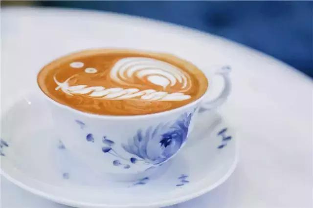 用一次性杯子喝咖啡喝出痰,用一次性杯子喝咖啡