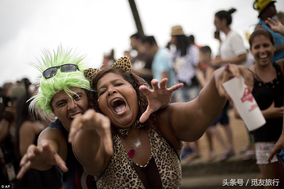 巴西的狂欢者们脱下衣服尬舞，只为下个月的狂欢节热身
