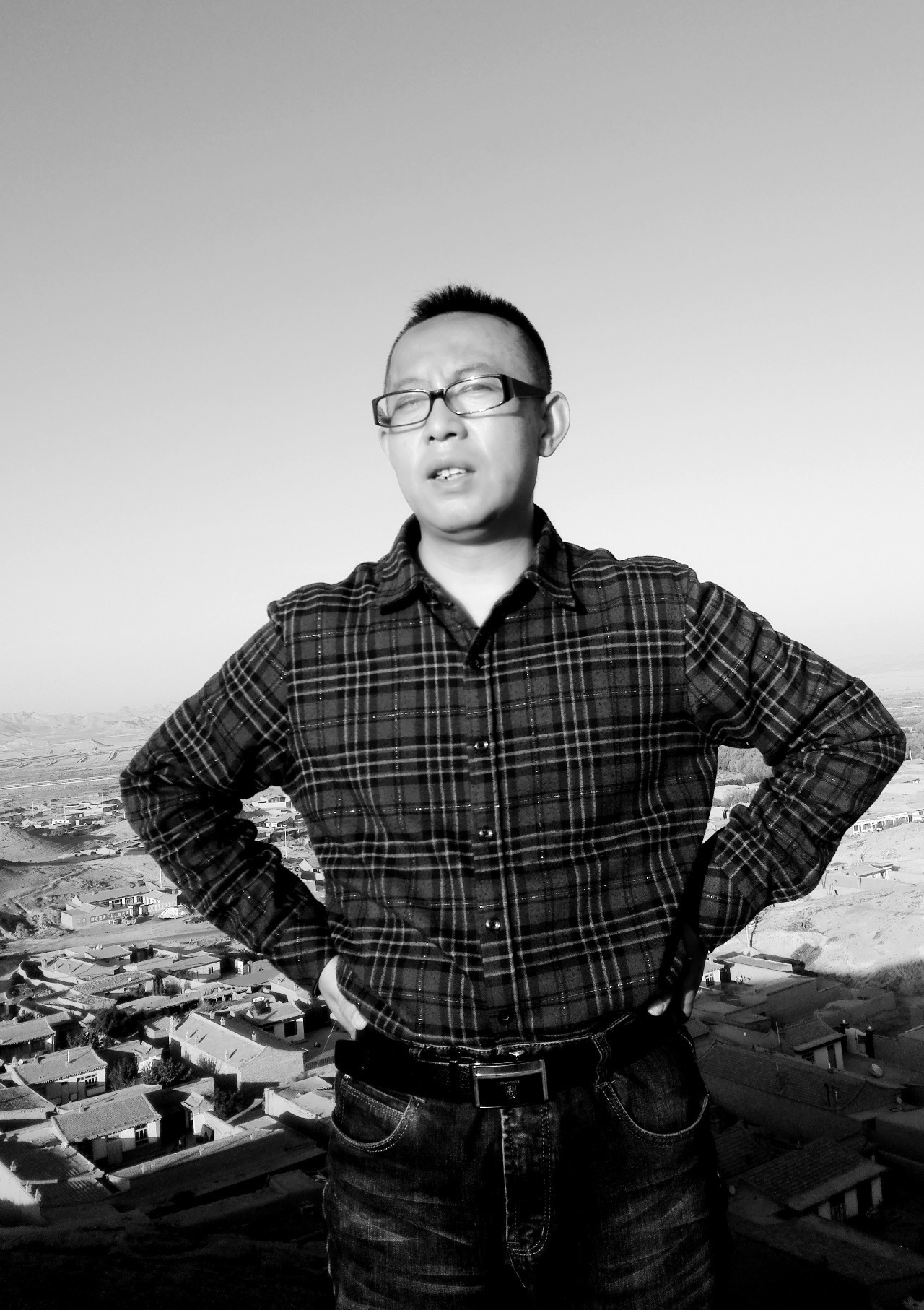 远个诗歌：阳光射在你干净的脸上