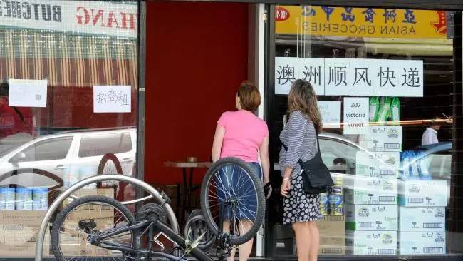 奶荒继续延伸，华裔爸爸购奶粉被拒，恶意囤货请适可而止