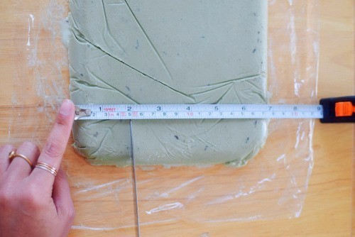 吃巧克力马卡龙冰淇淋三明治,哈根达斯牛奶太妃三明治冰淇淋