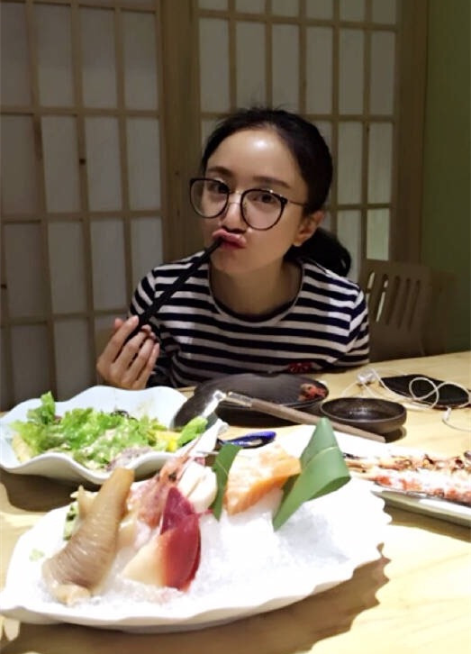 她16岁出道，19岁*款贷**养家，虽演技不俗，却一直不温不火