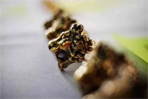 低调又奢华,那些耀于指尖上的时尚魔戒|MAGIC