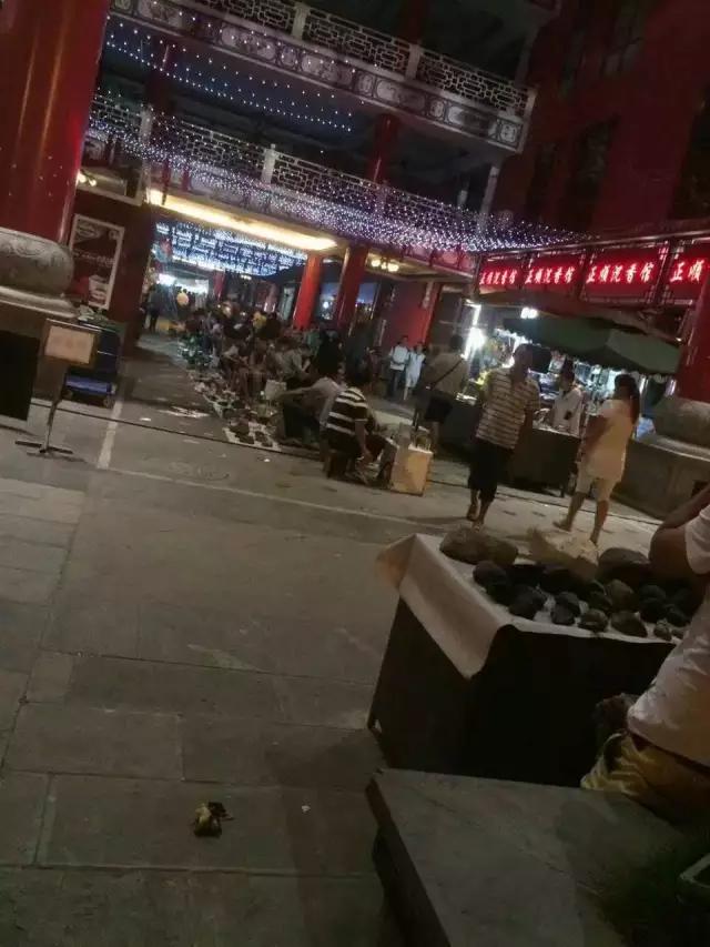 下雨的星光夜市视频大全,雨天的夜市