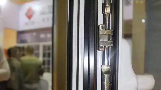 生活是不容易的且行且珍惜,生活如履薄冰且行且珍惜