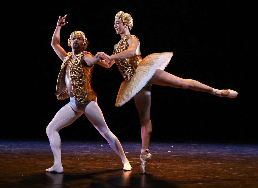 男人反串女人表演节目,男人反串比女人还柔美