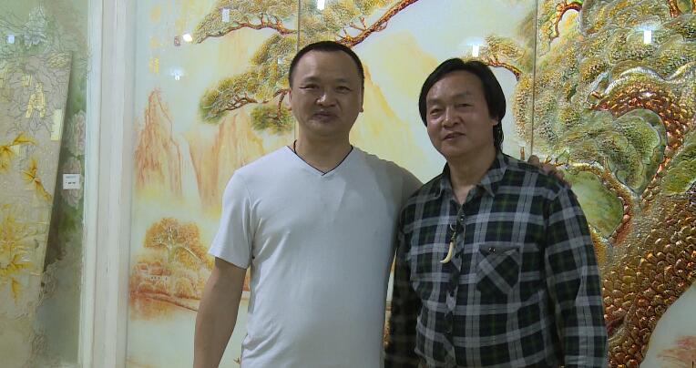 隆回：玻璃浮雕大师阳东华为画痴狂3万元一幅画供不应求