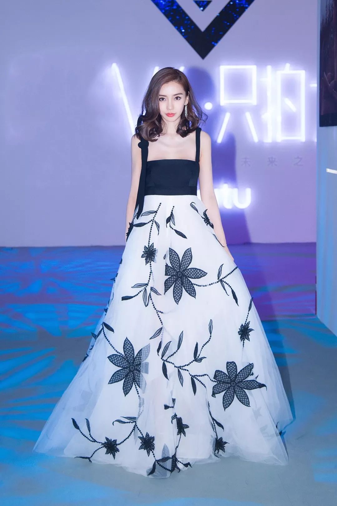 岁末趴体有点多，我该穿什么碾压全场？