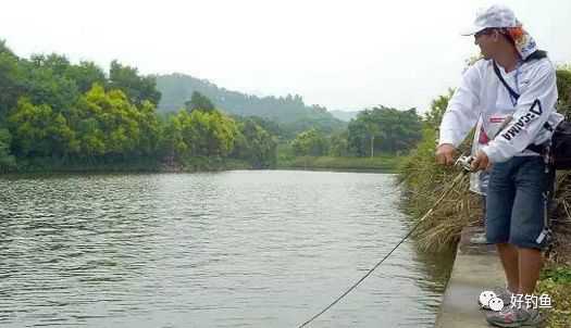 路亚软饵防挂底操作手法,新手路亚老是挂底怎么办
